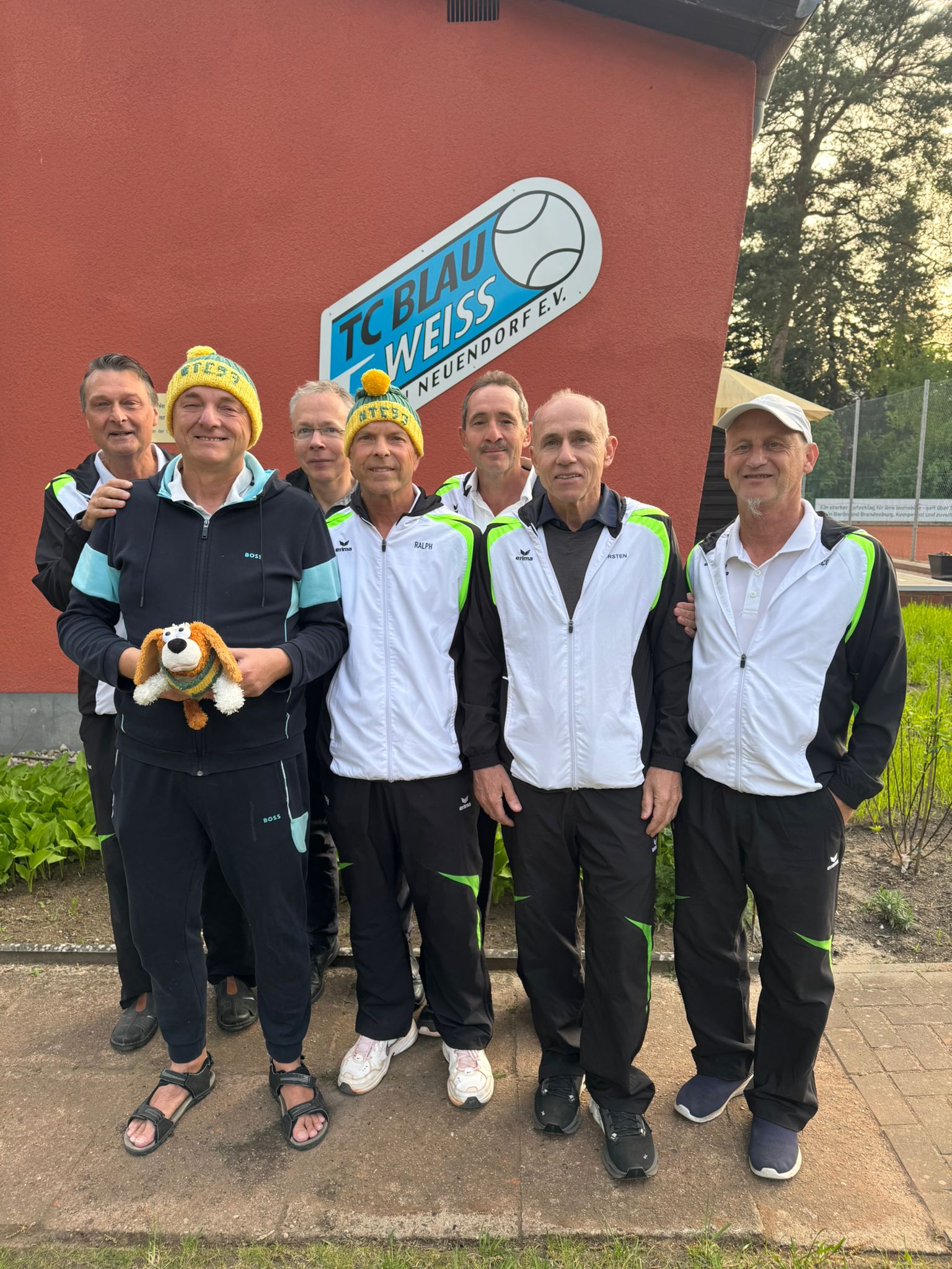 Erfolgreiche Herren 60 mit schönen Pudelmützen